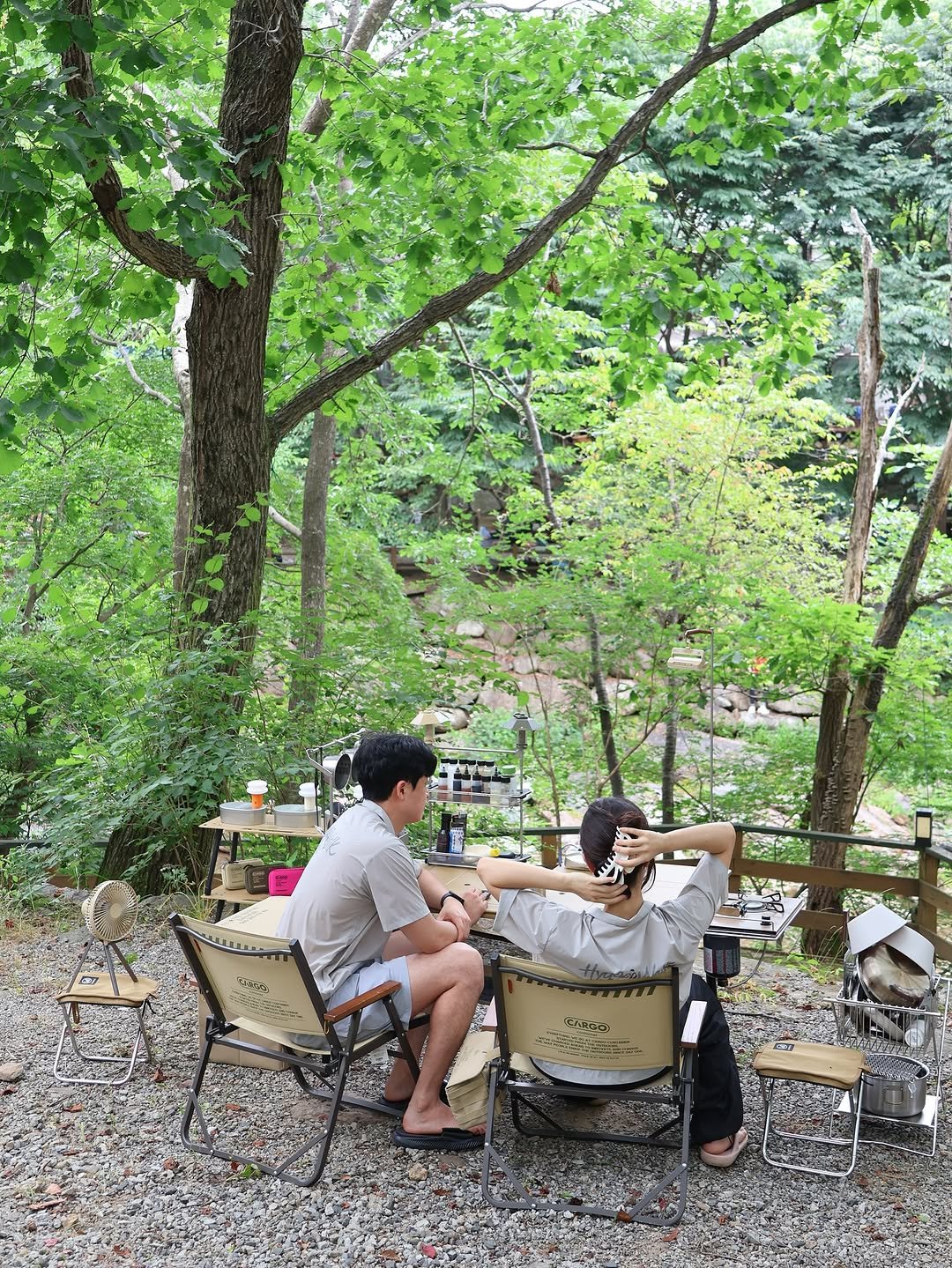 Photo by 오모모캠| 캠핑 | 캠핑장추천 | 드론 | 정보요정🧚♀️ on July 31, 2025. May be an image of 2 people, rocking chair, deck chair, picnic and text.