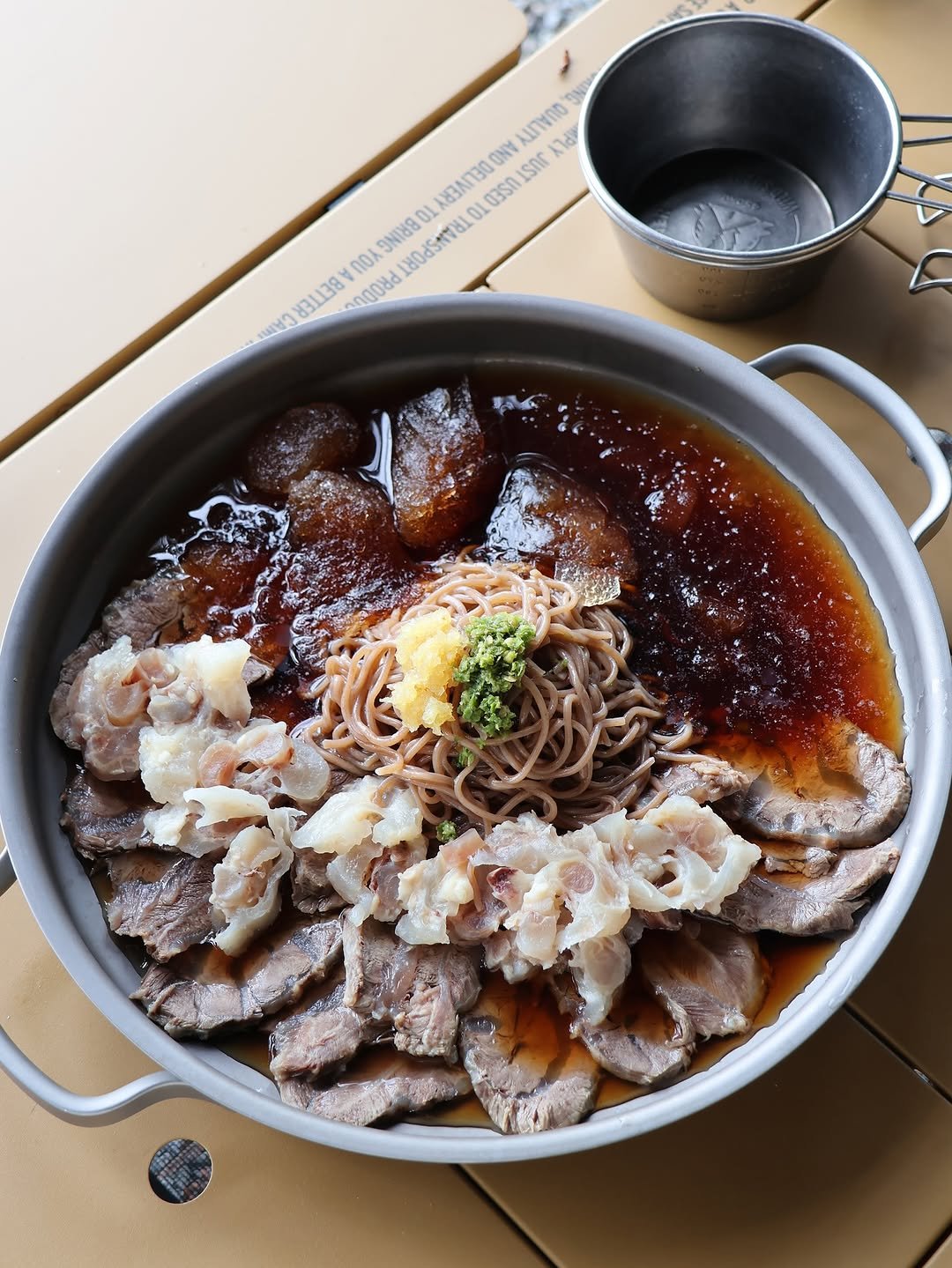 Photo shared by 오모모캠| 캠핑 | 캠핑장추천 | 드론 | 정보요정🧚♀️ on August 04, 2025 tagging @arihyang__official. May be an image of ramen, tofu, hot pot, poached egg, stew, pork, vegetable, noodles, pot and text.