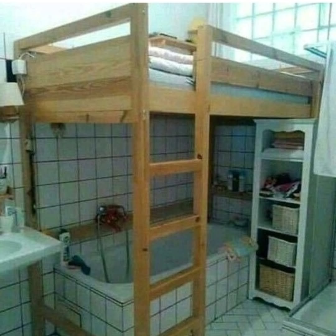Photo by 부동산맛집 on July 16, 2025. May be an image of mattress, shower, bunk bed, bedroom and text.