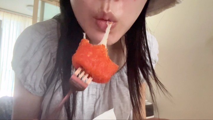 oneecook 게시물 이미지: 갑자기 메가커피 핫 치즈스틱 먹어보기 (🔊) 맛있음!