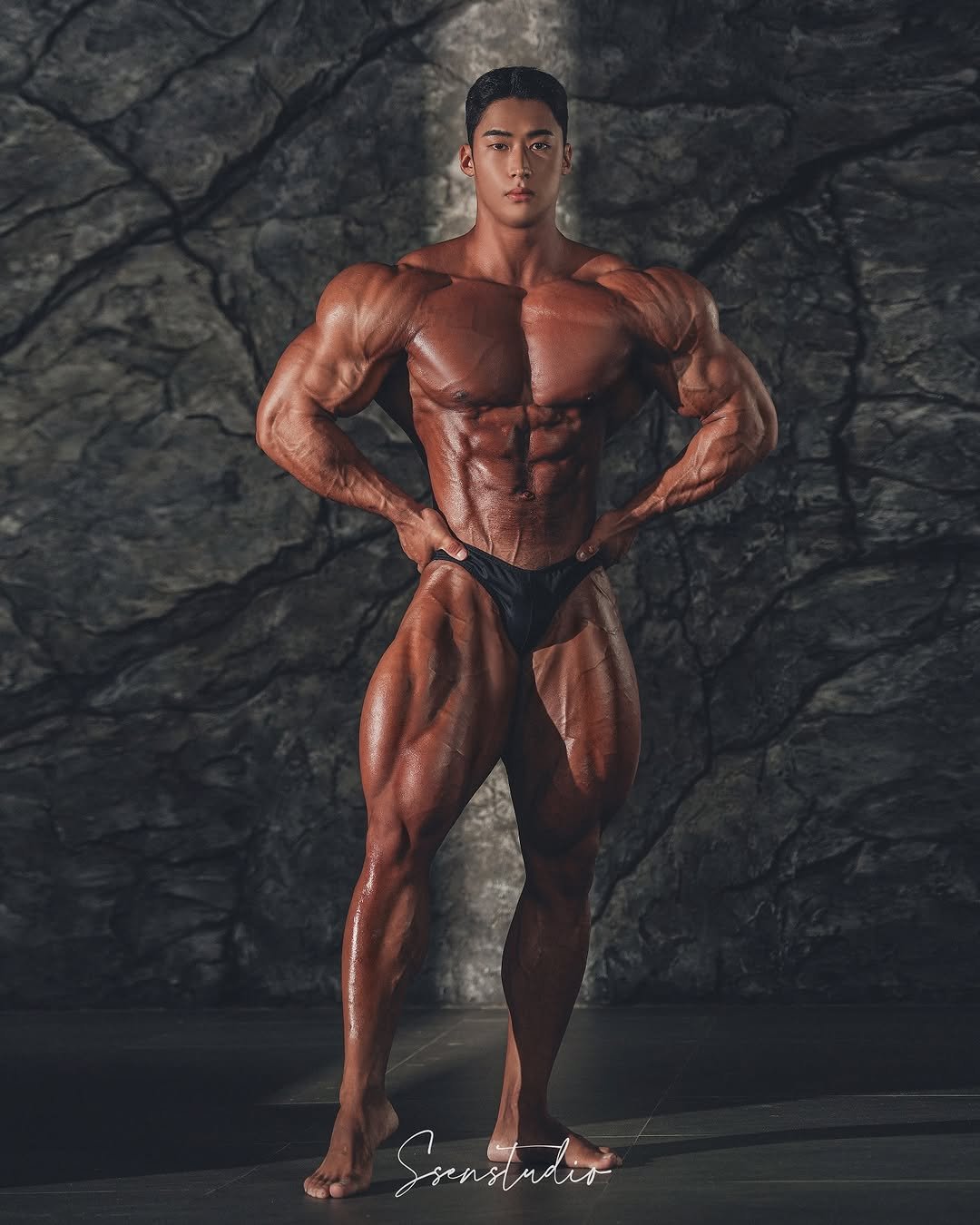 Photo shared by 🌐IFBB PRO 서주성 [FORD GYM] on July 31, 2025 tagging @ssen.studio, and @ssen_busan. May be an image of 1 person, biceps, body building and text.