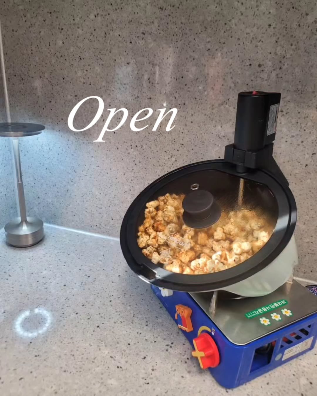 Photo by 1분살림 on November 12, 2025. May be an image of popcorn, vending machine and text.