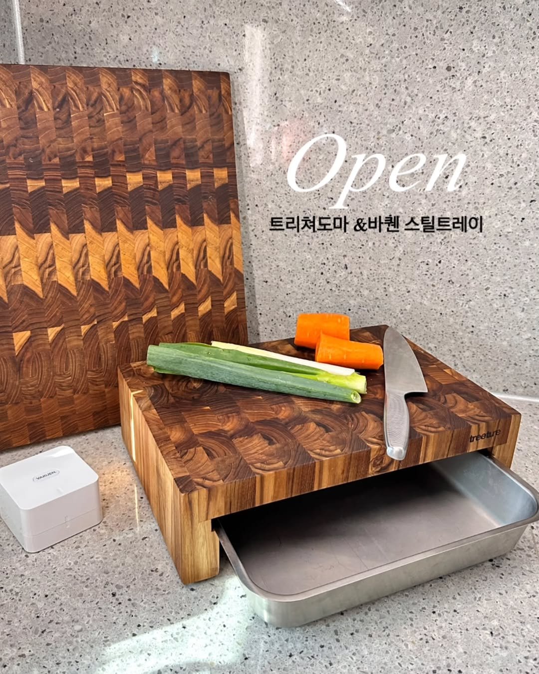 Photo by 1분살림 on November 02, 2025. May be an image of kitchenware and text that says 'Open 트리쳐도마 &바첸 트리쳐도마&바랜스틸트레이 스틸트레이 SADUOL'.