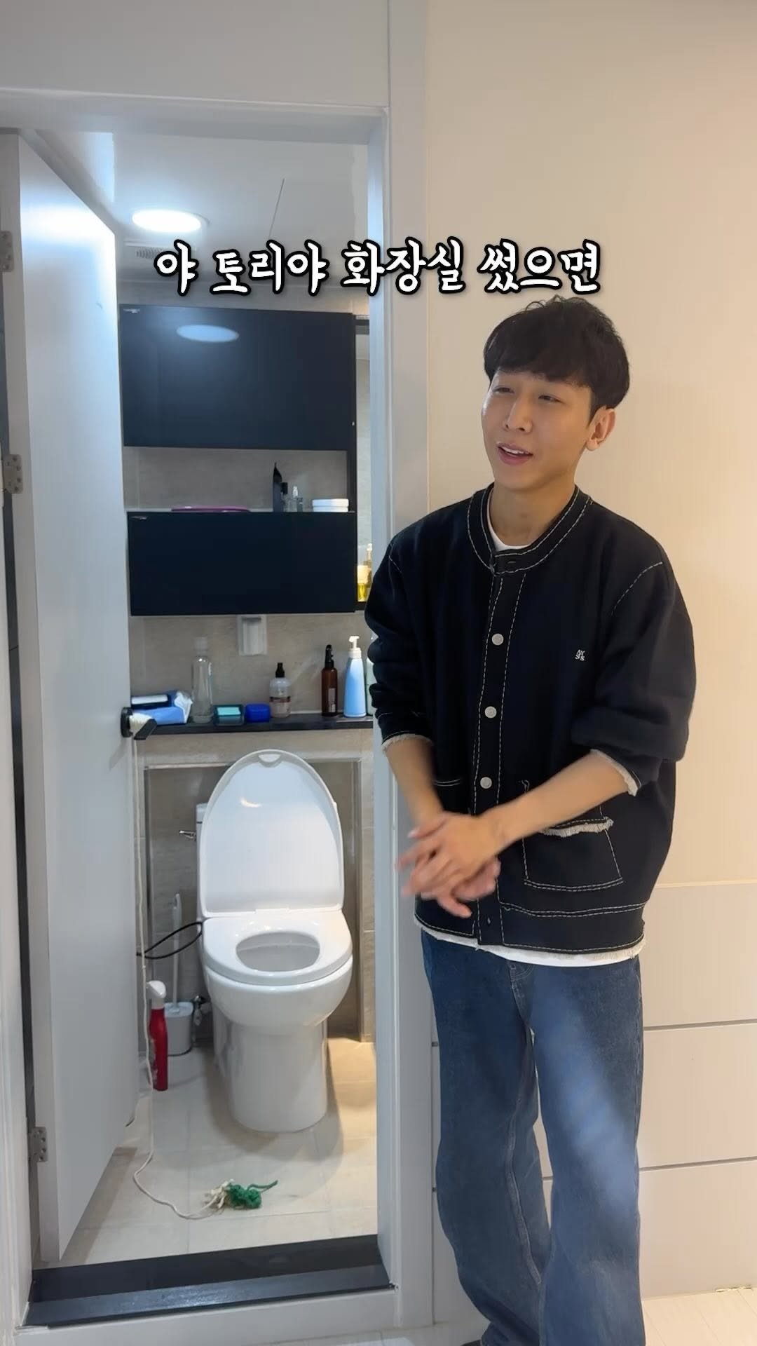 oneshot.hs 게시물 이미지: 화장실 매너 제대로 아는 강아지
#시트콤 #토리 #강아지 #시각장애인 #보호자 #원샷한솔