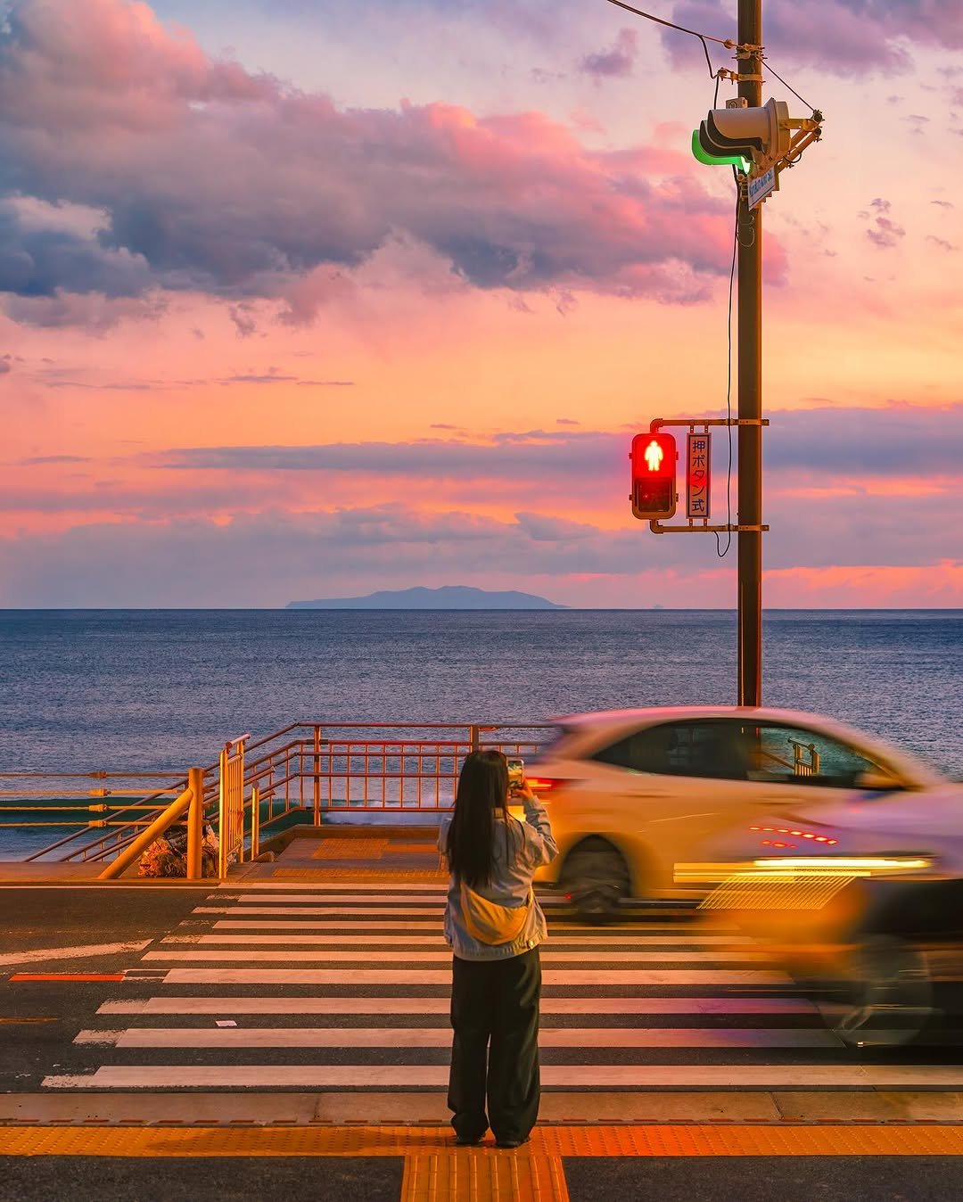 Photo by 원더풀데이 | 네 여행을 책임져도 될까? in Kamakura Kokomae Station with @sonykorea, @sonyalpha, and @sony. May be an image of twilight, street, road, lamppost, water and text.