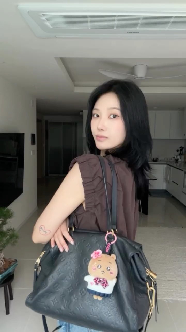 oneulyoung 게시물 이미지: 키링에 집중하고싶어서 벨트 반지 귀걸이 스킵!!
절대 귀찮아서 키링 핑계대는거...