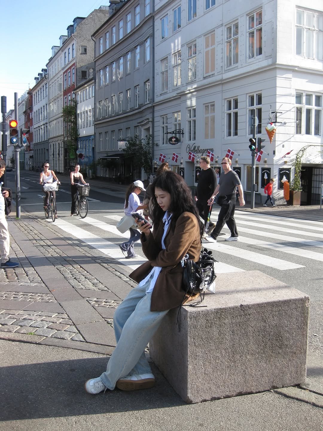 Photo by 오늘영 on September 20, 2025. May be an image of one or more people, street, the Brandenburg Gate and text.