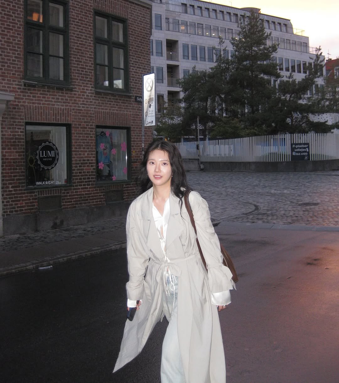 Photo by 오늘영 on September 23, 2025. May be an image of one or more people, overcoat, duffle coat, turtleneck, parka, street and text.