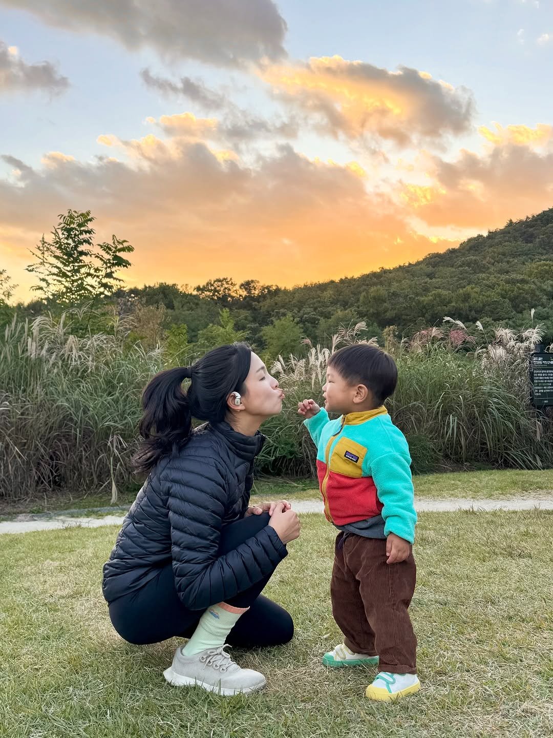 Photo shared by 오언주ㅣ글로벌 아기랑 여행/아웃도어 크리에이터 on October 27, 2025 tagging @shokzkr. May be an image of baby, standing, people kissing, park and text.