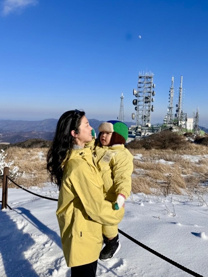 Photo by 오언주ㅣ글로벌 아기랑 여행/아웃도어 크리에이터 on December 30, 2025. May be an image of fire tower, parka, telescope, ski slope, snow and text.