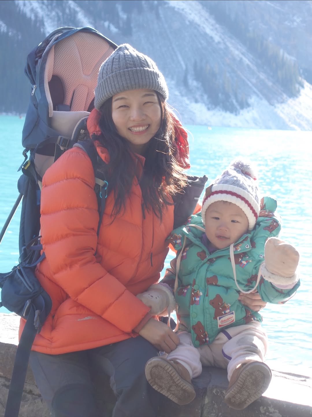 Photo by 오언주ㅣ글로벌 아기랑 여행/아웃도어 크리에이터 on October 31, 2025. May be an image of standing, snowsuit, park and text.