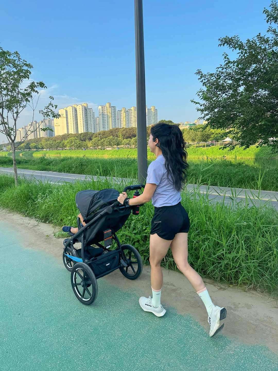 Photo by 오언주ㅣ글로벌 아기랑 여행/아웃도어 크리에이터 on August 16, 2025. May be an image of 2 people, baby, segway, buggy, park and text.