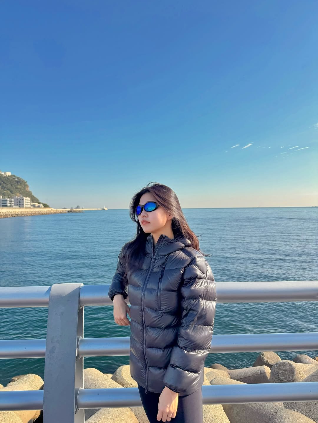 Photo shared by 오언주ㅣ글로벌 아기랑 여행/아웃도어 크리에이터 on December 04, 2025 tagging @urbanside.kr. May be an image of parka, ocean and text.