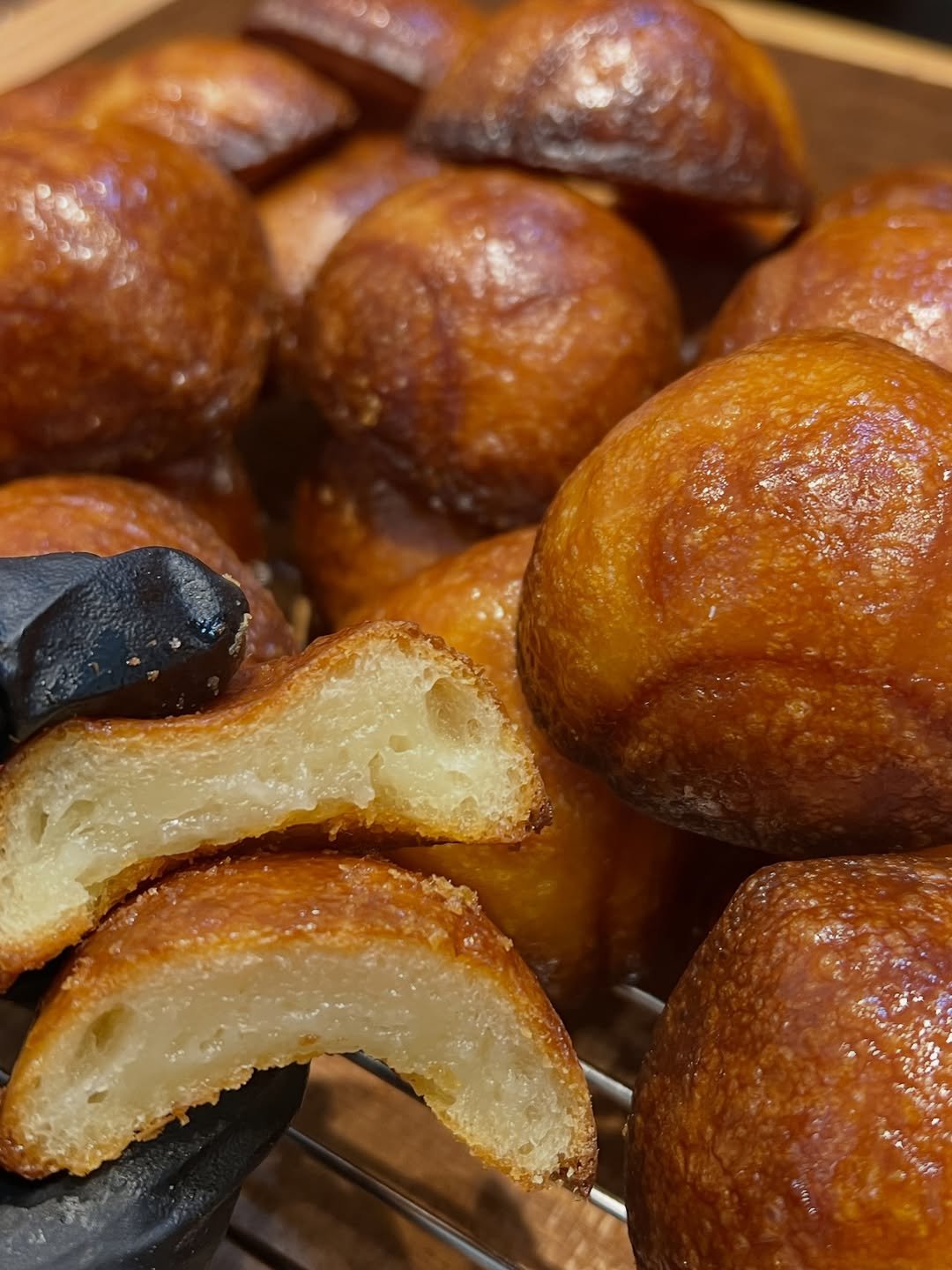 Photo by 온호프 베이크샵 【안산 휘낭시에 전문점】 in 경기도 안산시 중앙동 with @onhope_bakeshop. May be an image of buns and text.