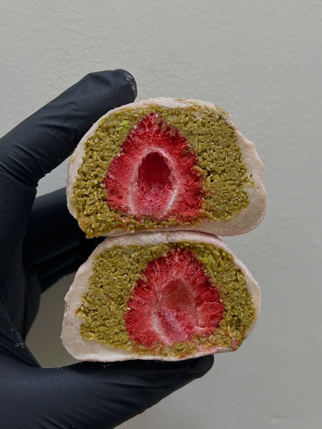 Photo by 온호프 베이크샵 【안산 휘낭시에 전문점】 on January 09, 2026. May be an image of cake, strawberry and text.