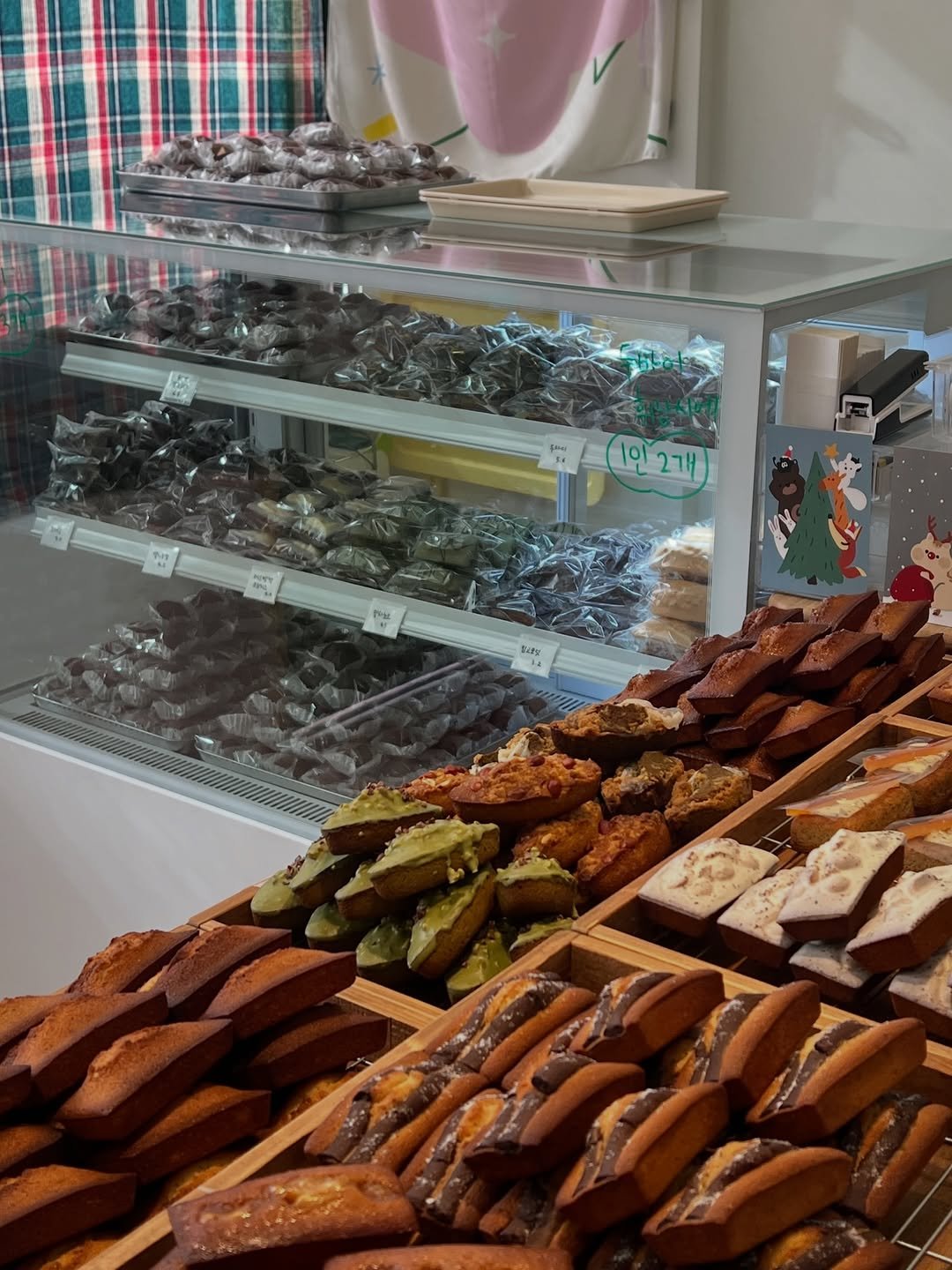 Photo by 온호프 베이크샵 【안산 휘낭시에 전문점】 in 경기도 안산시 중앙동. May be an image of chocolate bar, fudge, eclair and text.