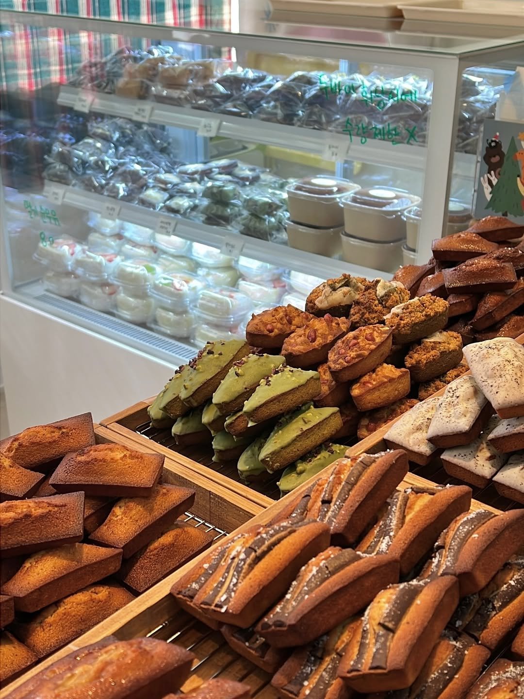 Photo by 온호프 베이크샵 【안산 휘낭시에 전문점】 in 경기도 안산시 중앙동 with @onhope_bakeshop. May be an image of baguette, eclair and text.