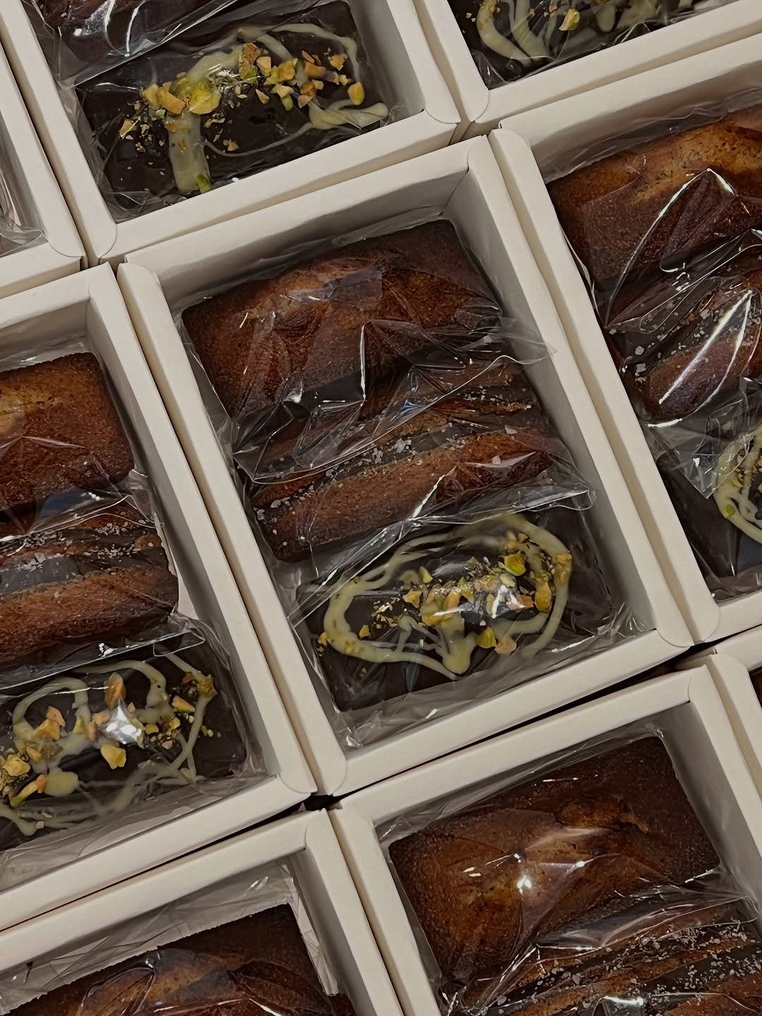 Photo by 온호프 베이크샵 【안산 휘낭시에 전문점】 in 안산시 중앙역 with @onhope_bakeshop. May be an image of babka, pretzel, brownie, caramel and text.