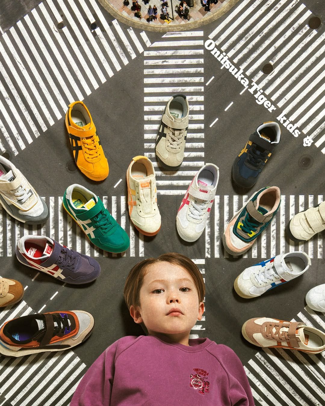 Photo by 오니츠카타이거 코리아 Onitsuka Tiger Korea on August 25, 2025. May be an image of 1 person, child, sneakers, sandals, toecap shoes, baby shoes, checker board and text.
