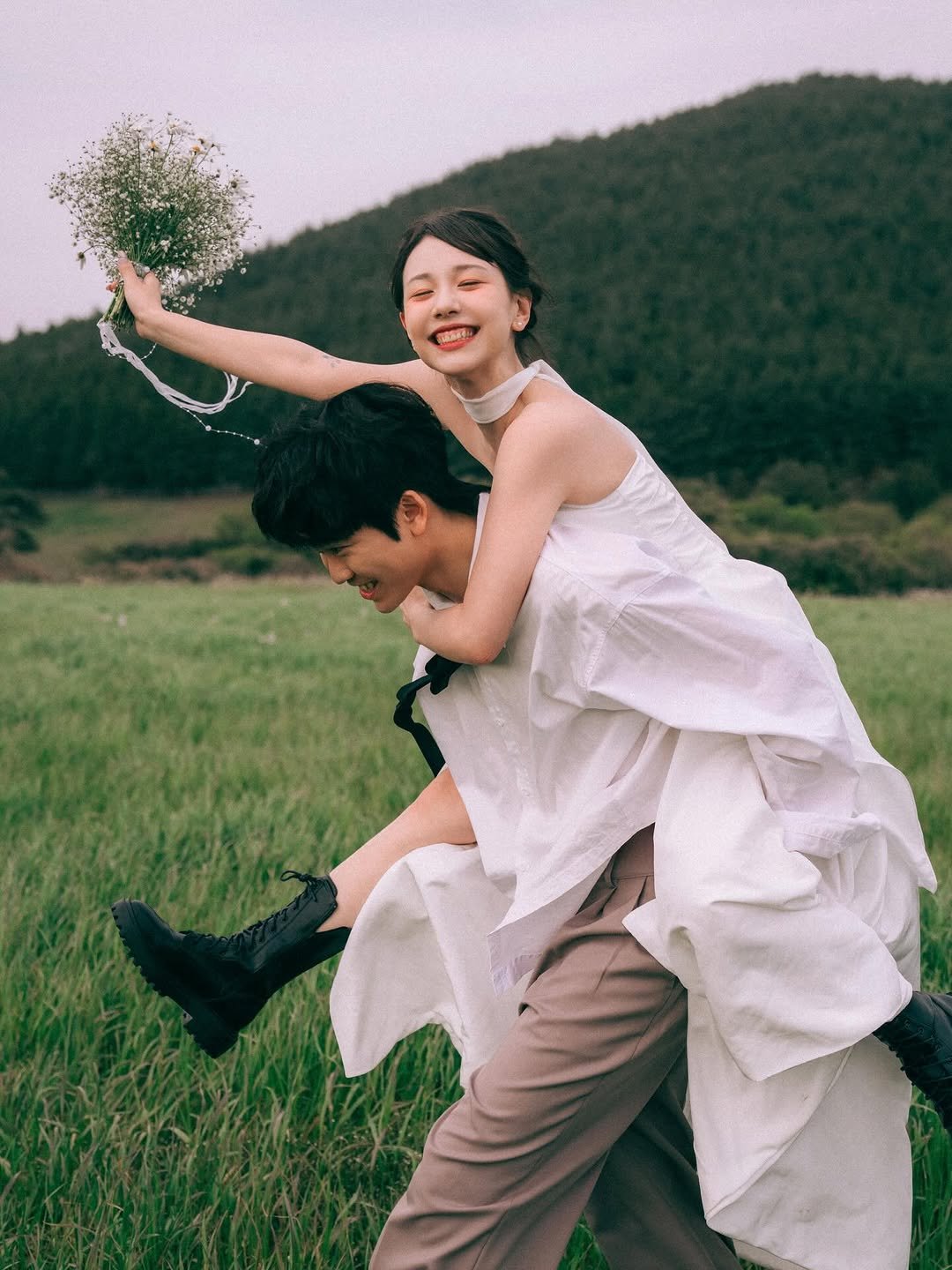 Photo shared by 온리그래퍼 신익수/ 제주스냅 서울스냅 웨딩스냅 커플스냅 on December 07, 2025 tagging @la_vie_en_rose_jeju, @by_moon_official, @nanige_moment, @iedemo_graphy, @browntail_jeju_suit, and @only.grapher_wedding. May be an image of wedding, outdoors and text.