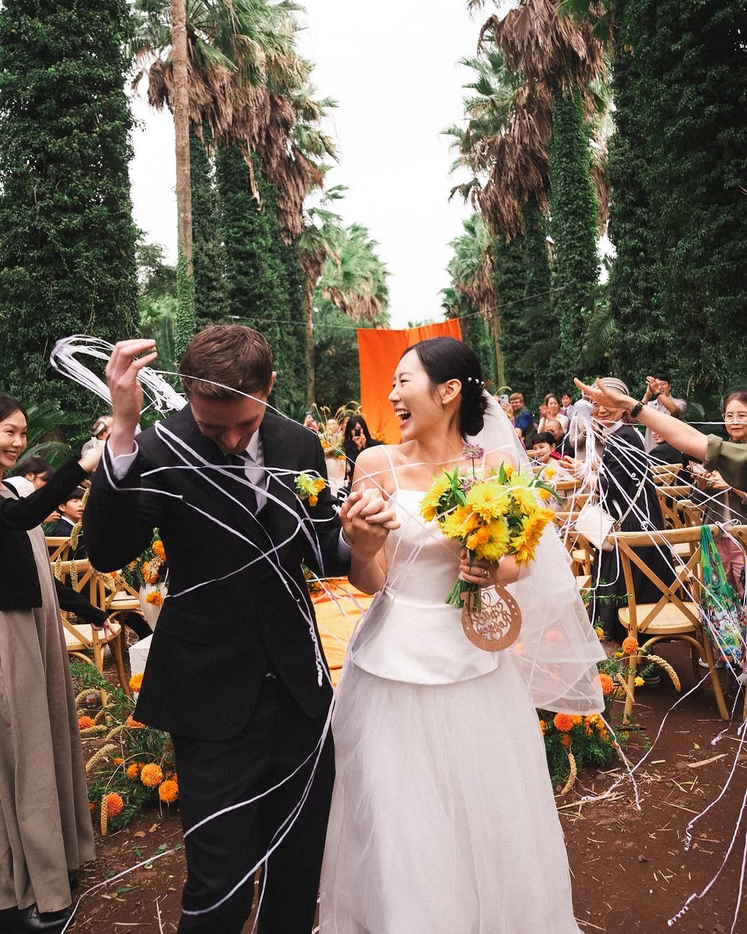 Photo shared by 온리그래퍼/ 제주스냅 서울스냅 웨딩스냅 커플스냅 on October 23, 2025 tagging @dd_land__, and @only.grapher_wedding. May be an image of one or more people, parasol, kilt, wedding and text.