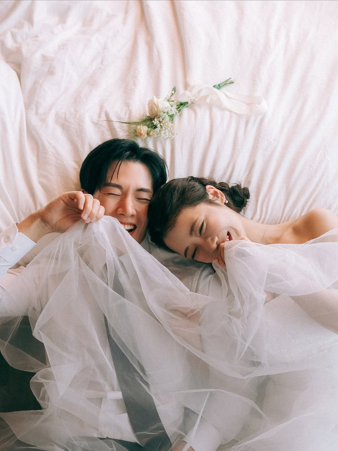 Photo shared by 온리그래퍼/ 제주스냅 서울스냅 웨딩스냅 커플스냅 on October 22, 2025 tagging @only.grapher_wedding. May be an image of one or more people, prairie gentian, wedding and text.