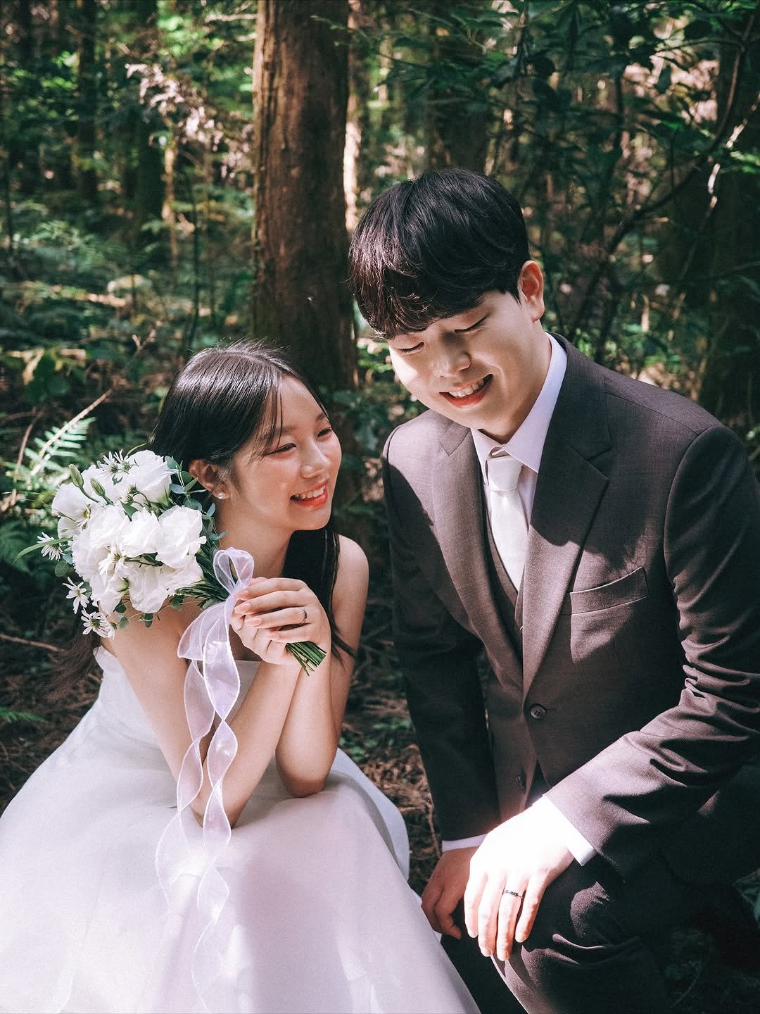 Photo shared by 온리그래퍼/ 제주스냅 서울스냅 웨딩스냅 커플스냅 on October 18, 2025 tagging @by_moon_official, @by_moon_stylist_suji, and @only.grapher_wedding. May be an image of one or more people, baby's-breath, wedding, outdoors and text.