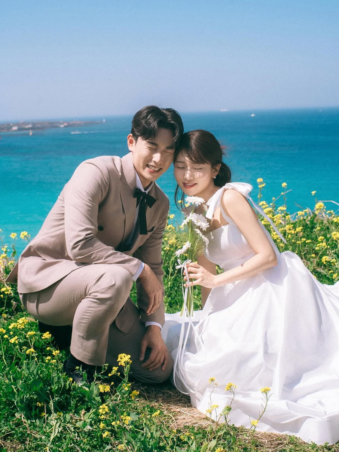 Photo shared by 온리그래퍼 신익수/ 제주스냅 서울스냅 웨딩스냅 커플스냅 on December 09, 2025 tagging @by_moon_official, @nomore_carrot, and @only.grapher_wedding. May be an image of one or more people, wedding, outdoors and text.