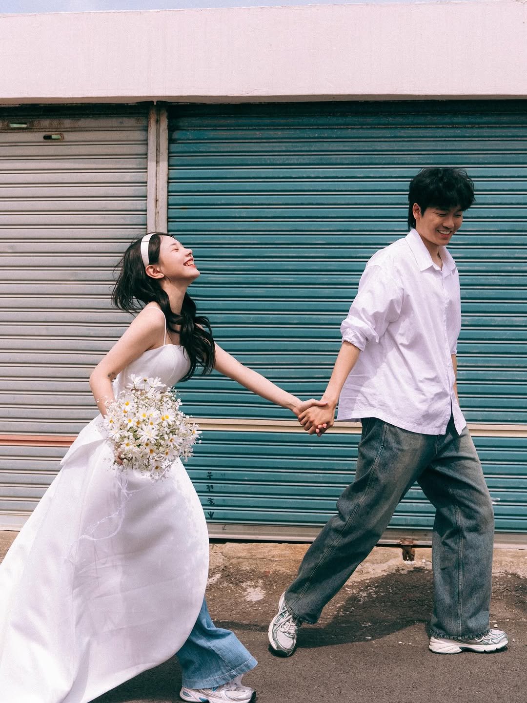 Photo shared by 온리그래퍼 신익수/ 제주스냅 서울스냅 웨딩스냅 커플스냅 on December 10, 2025 tagging @la_vie_en_rose_jeju, @by_moon_official, @nanige_moment, @iedemo_graphy, and @only.grapher_wedding. May be an image of one or more people, prairie gentian, baby's-breath, wedding, outdoors and text.