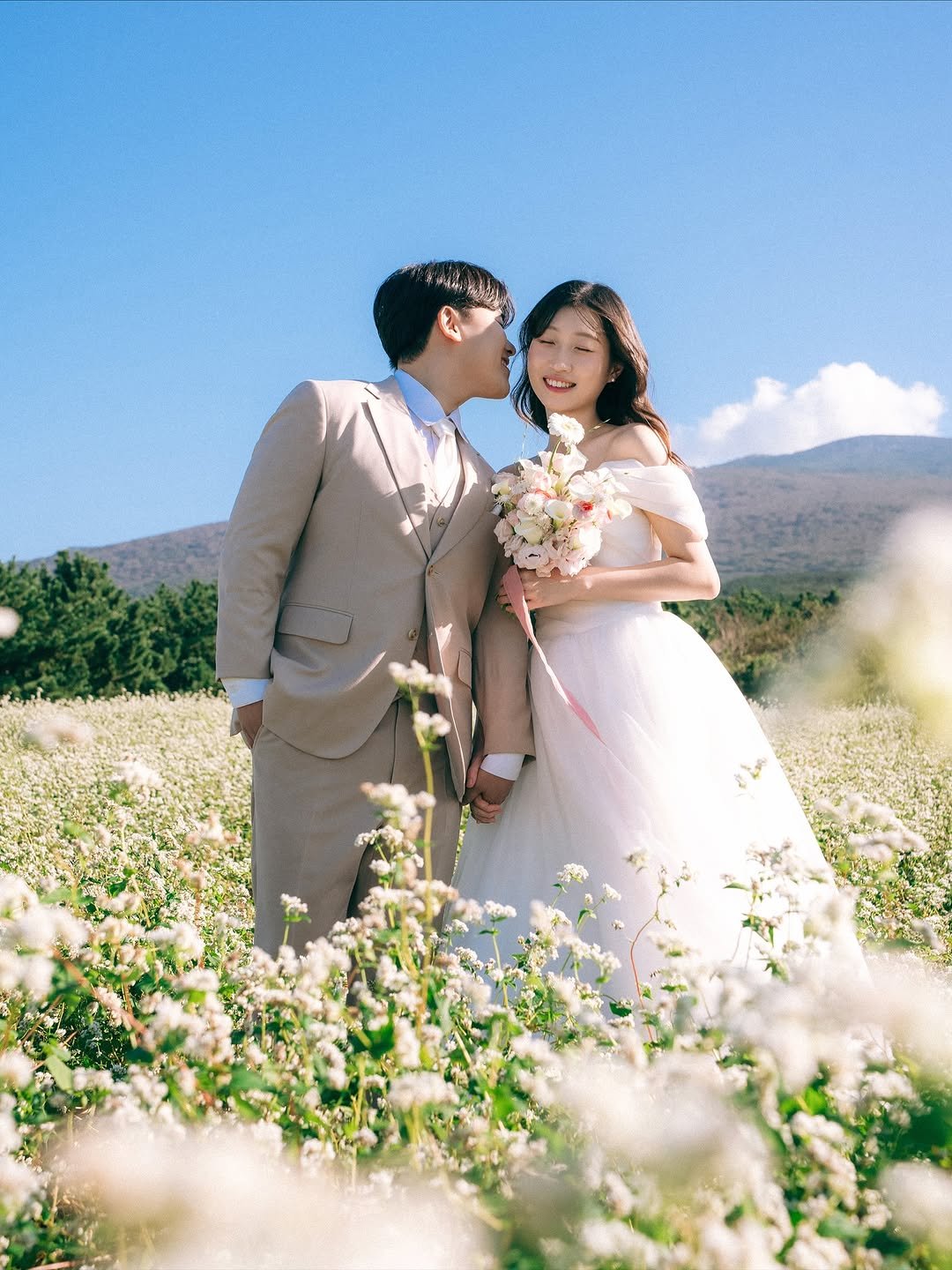 Photo shared by 온리그래퍼/ 제주스냅 서울스냅 웨딩스냅 커플스냅 on October 21, 2025 tagging @by_moon_official, @by_moon_stylist_suji, and @only.grapher_wedding. May be an image of bouquet, baby's-breath, wedding, outdoors and text.