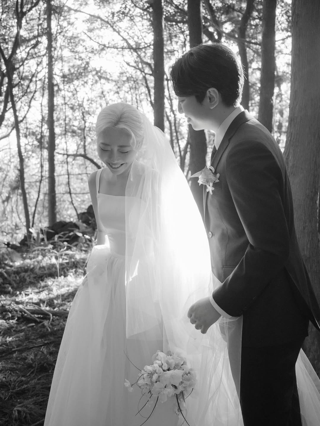 Photo shared by 온리그래퍼 신익수/ 제주스냅 서울스냅 웨딩스냅 커플스냅 on December 03, 2025 tagging @nanige_moment, @iedemo_graphy, @casablrose_dress, and @only.grapher_wedding. May be a black-and-white image of wedding and text.