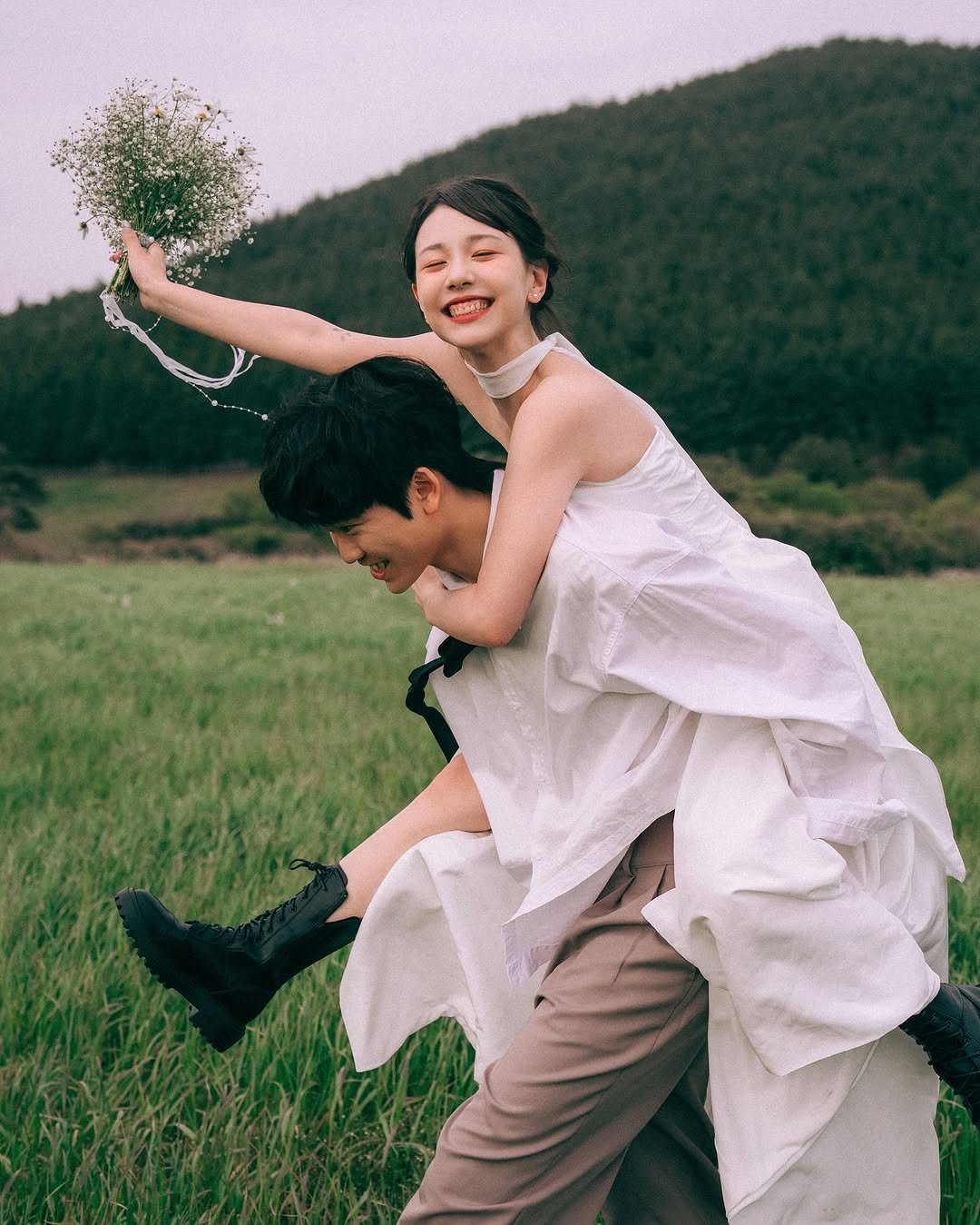 Photo shared by 온리그래퍼/ 제주스냅 서울스냅 웨딩스냅 커플스냅 on April 22, 2025 tagging @k_hyun_min_27, @la_vie_en_rose_jeju, @by_moon_official, @y.rina____, @by_moon_artist_moon, @browntail_jeju_suit, @hwangom_film, @roki_film, @by_moon_stylist_suji, and @only.grapher_wedding.