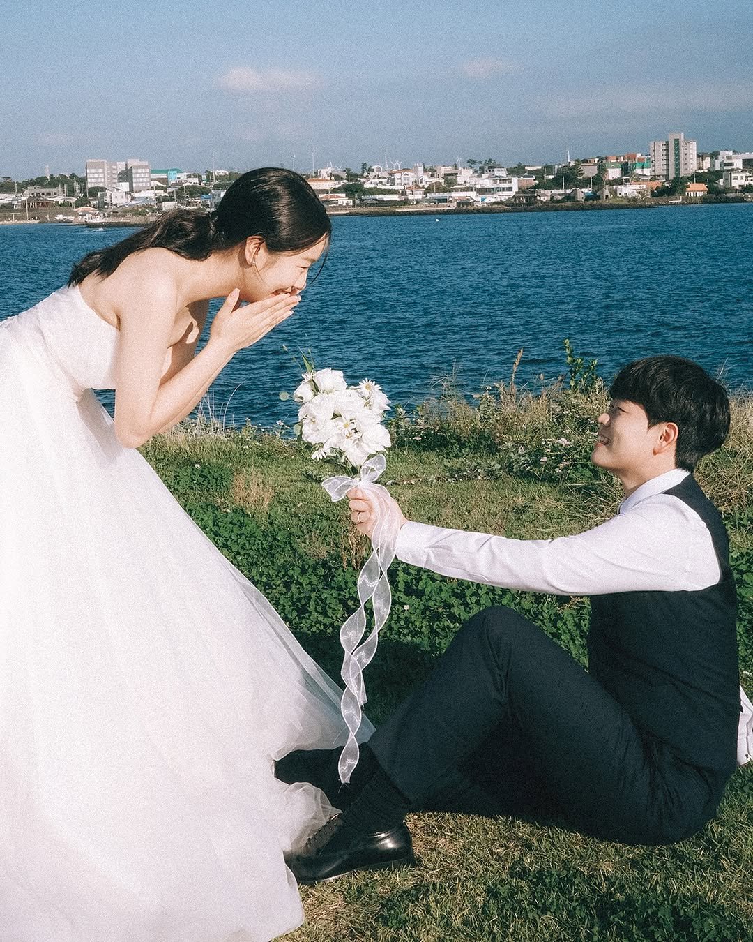 Photo shared by 온리그래퍼/ 제주스냅 서울스냅 웨딩스냅 커플스냅 on October 16, 2025 tagging @by_moon_official, @by_moon_stylist_suji, and @only.grapher_wedding. May be an image of one or more people, prairie gentian, wedding, outdoors and text.