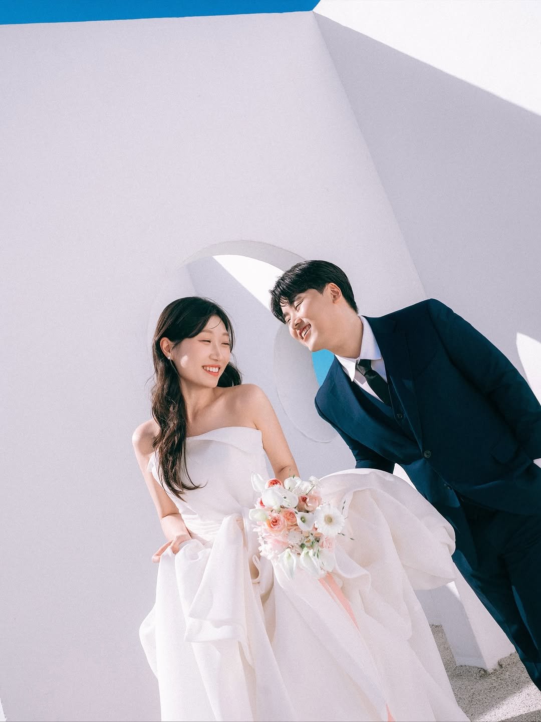 Photo shared by 온리그래퍼/ 제주스냅 서울스냅 웨딩스냅 커플스냅 on October 19, 2025 tagging @by_moon_official, @by_moon_stylist_suji, and @only.grapher_wedding. May be an image of one or more people, dress, baby's-breath, wedding, outdoors and text.