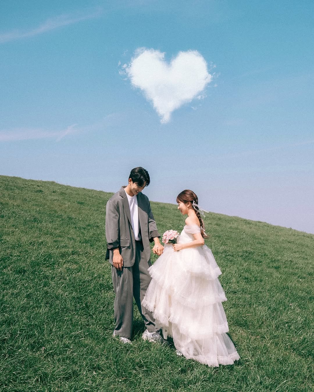 Photo shared by 온리그래퍼/ 제주스냅 서울스냅 웨딩스냅 커플스냅 on March 27, 2025 tagging @la_vie_en_rose_jeju, @by_moon_official, @minnnnhyuk__, @nomore_carrot, @by_moon_artist_moon, @browntail_jeju_suit, and @only.grapher_wedding.