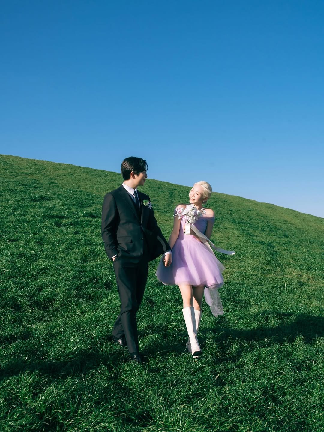 Photo by 온리그래퍼 신익수/ 제주스냅 서울스냅 웨딩스냅 커플스냅 on December 04, 2025. May be an image of gown, grass, wedding and text.