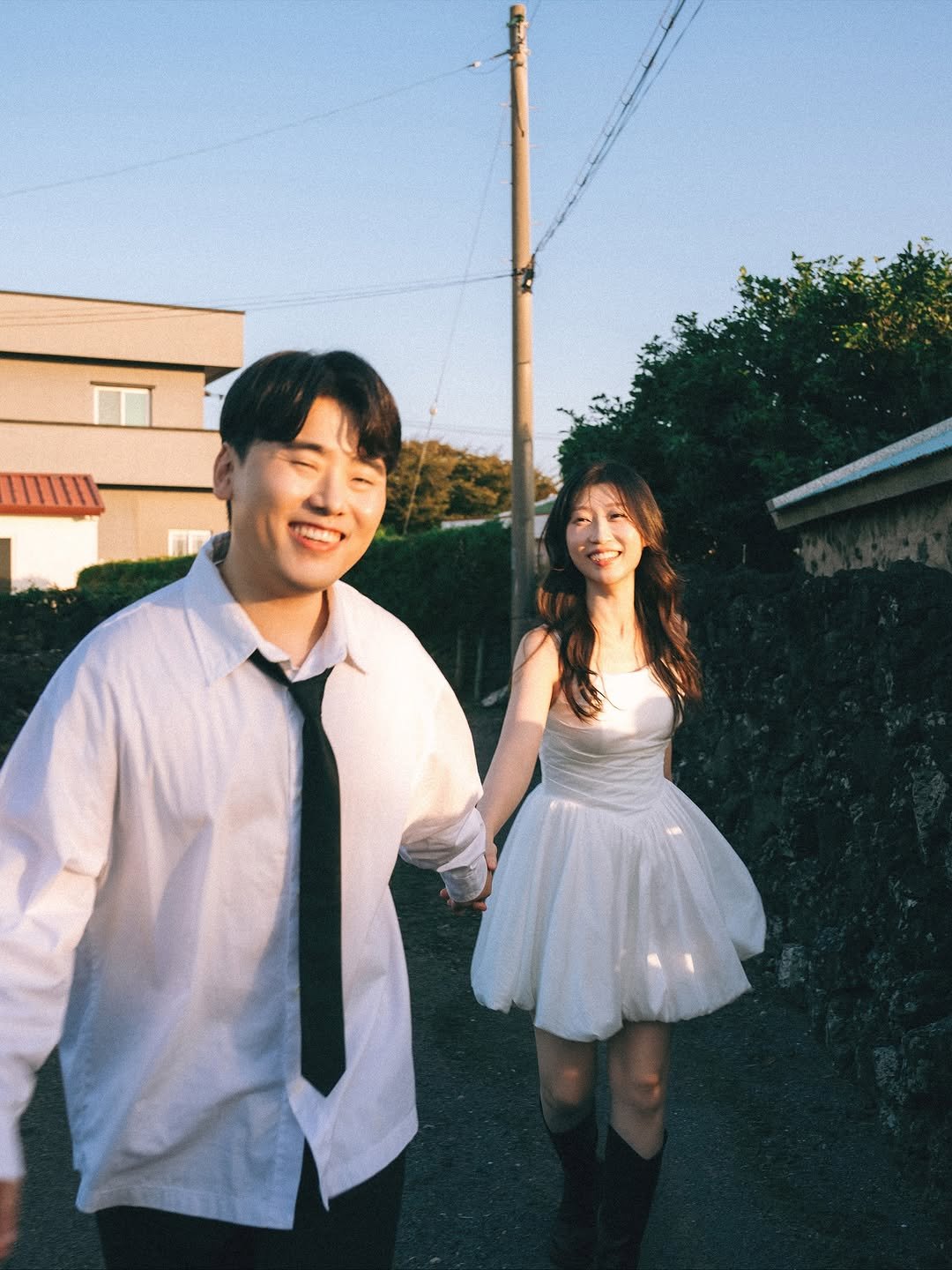 Photo shared by 온리그래퍼/ 제주스냅 서울스냅 웨딩스냅 커플스냅 on October 15, 2025 tagging @by_moon_official, @by_moon_stylist_suji, and @only.grapher_wedding. May be an image of one or more people, dress, barong, bolo tie and text.