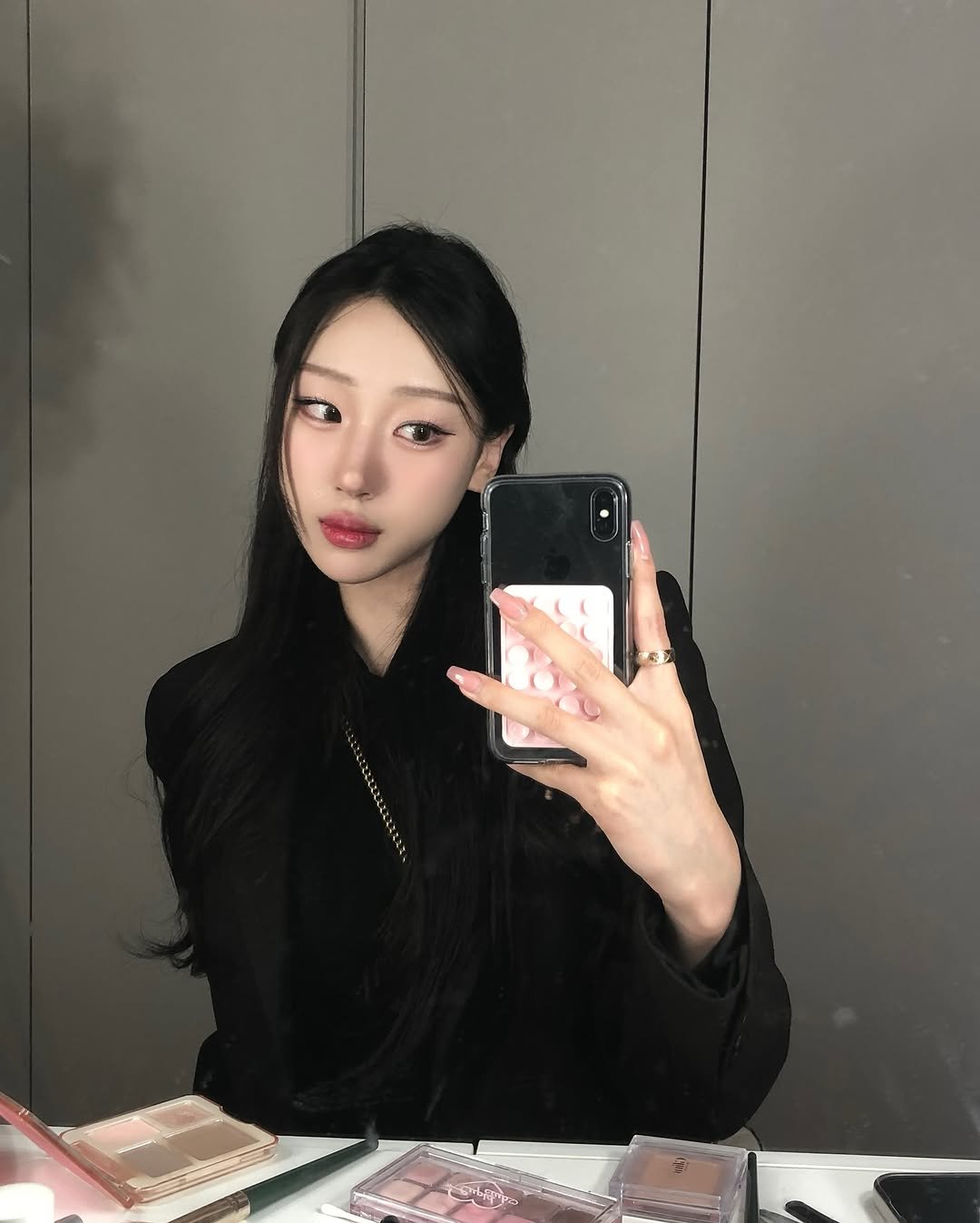 Photo by 장진원 JINWON on May 03, 2025. May be a selfie of 1 person, hair, makeup, mirror and text.