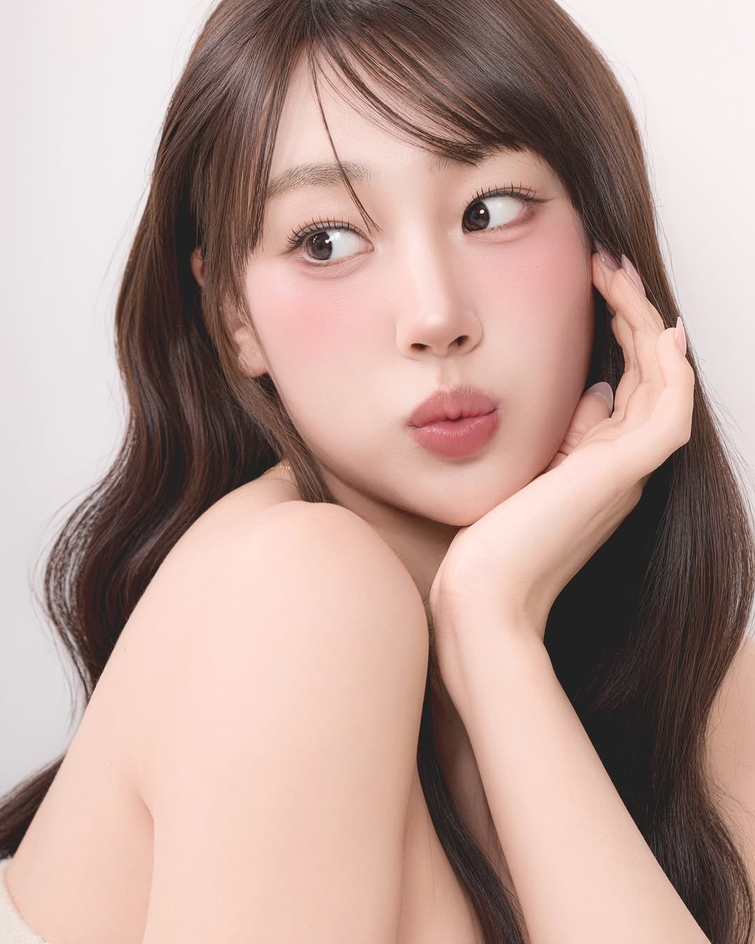 Photo by 장진원 JINWON on March 13, 2026. May be a closeup of one or more people, hair, makeup and text.