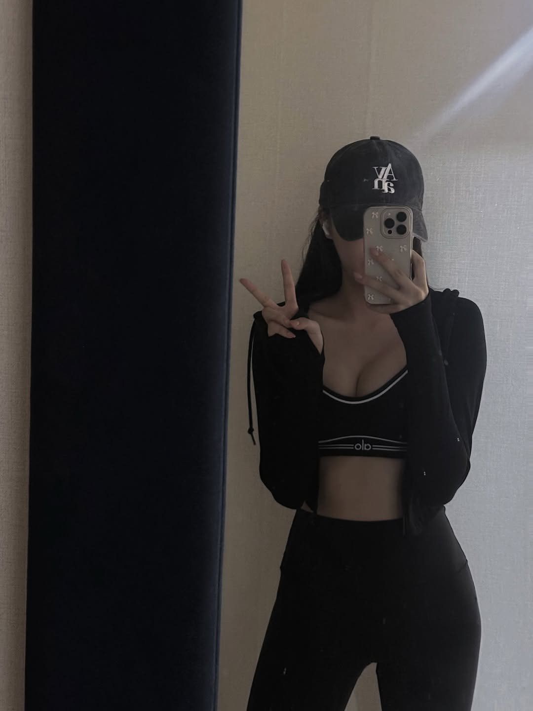 Photo by 장진원 JINWON on August 19, 2025. May be a selfie of 1 person, activewear, phone, top, sweatpants, sportswear, tights, mirror and text.