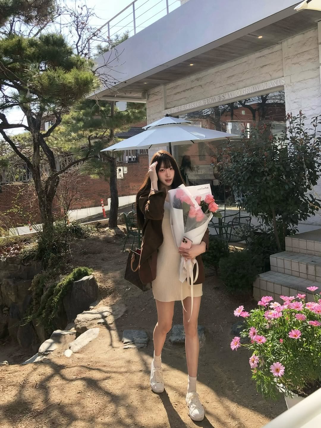 Photo by 장진원 JINWON on March 21, 2026. May be an image of cornflower, rose and text.