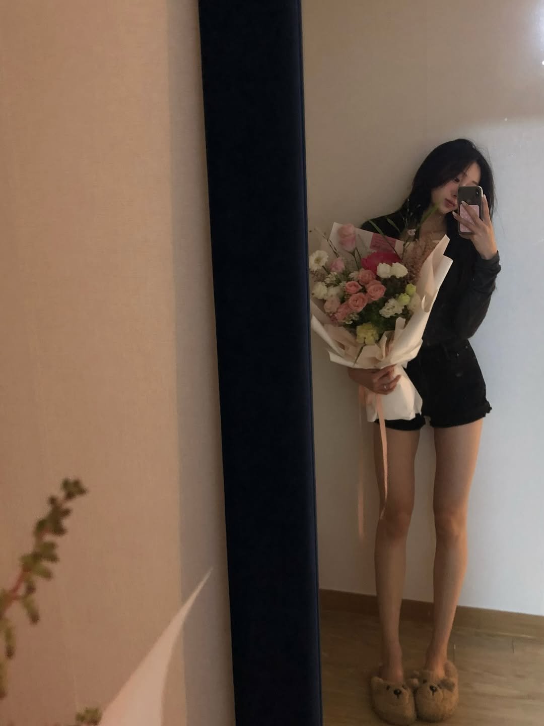 Photo by 장진원 JINWON on June 14, 2025. May be an image of 1 person, bouquet, mirror, prairie gentian, baby's-breath, white lily, peony, rose and text.