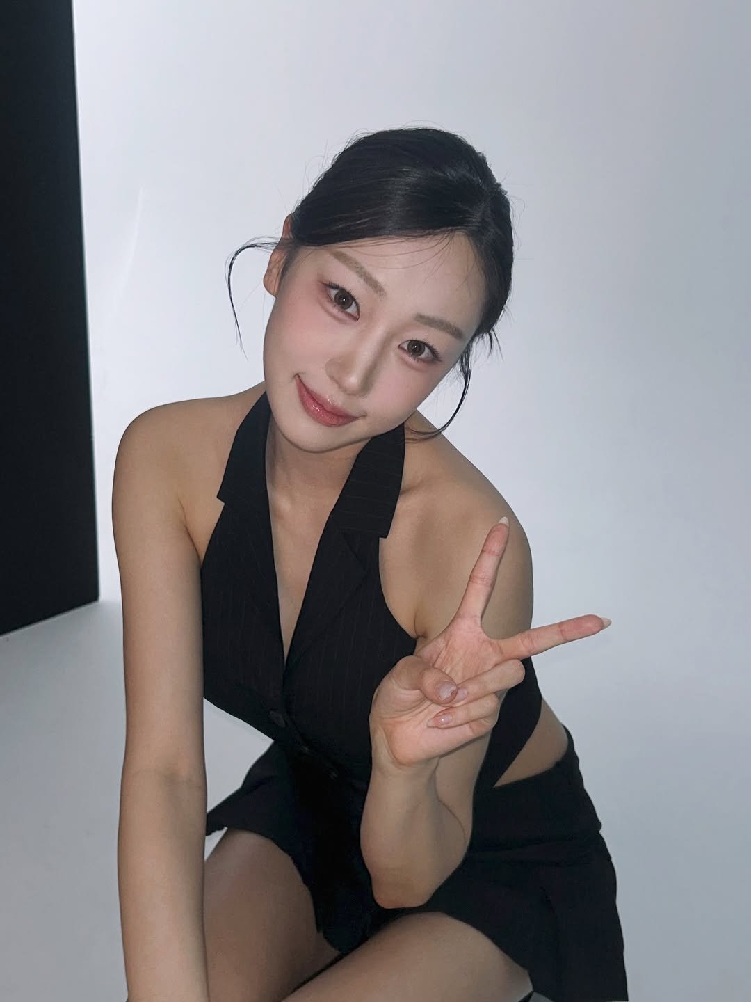 Photo by 장진원 JINWON on July 04, 2025. May be an image of 1 person, hair, dress and text.