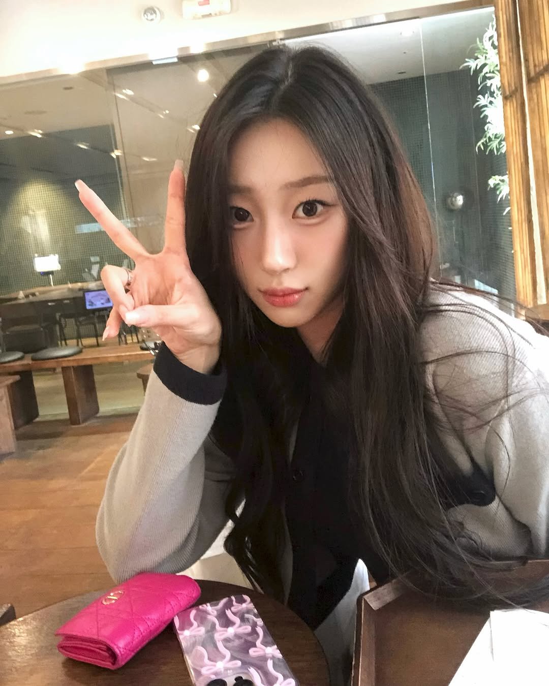 Photo by 장진원 JINWON on April 10, 2025. May be an image of 1 person, hair and text.