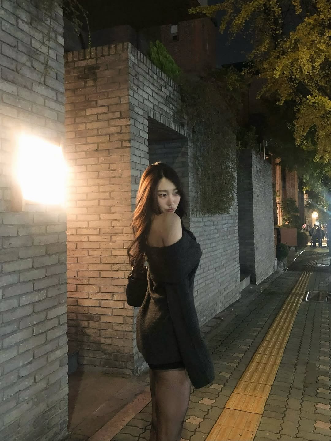 Photo by 장진원 JINWON on November 07, 2025. May be an image of one or more people, miniskirt, street, night and text.