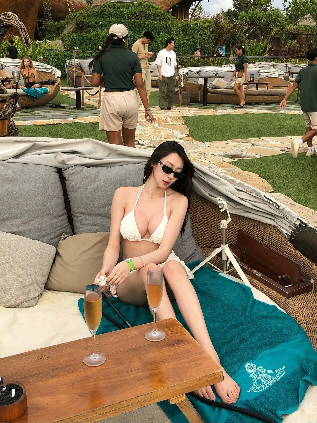 Photo by 장진원 JINWON on December 27, 2025. May be an image of hammock, deck chair, chaise lounge, beanbag chair, picnic and text.