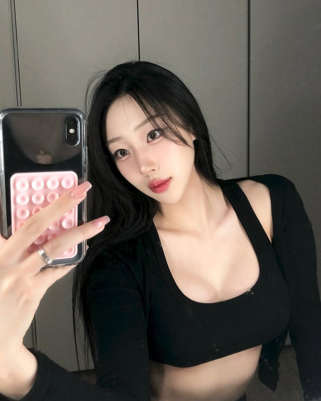 Photo by 장진원 JINWON on April 23, 2025. May be a selfie of 1 person, hair, phone, top, bra, mirror and text.
