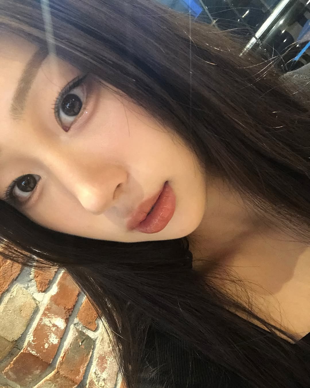 Photo by 장진원 JINWON on May 15, 2025. May be a selfie of 1 person, hair, lipstick and text.