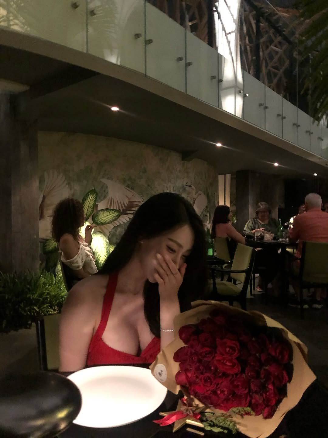 Photo by 장진원 JINWON on December 25, 2025. May be an image of flower arrangement, rose and text.