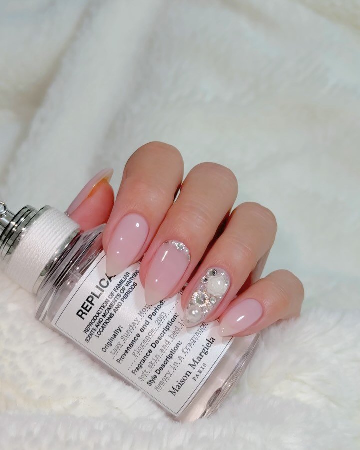 onunail_bom 게시물 이미지: ෆ⸒⸒ 11월아트 6번 ෆ⸒⸒

여리여리 핑크시럽에 장미풀스톤🌹☺️

#오앤유네일...